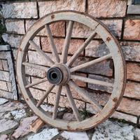 Ruota in legno fatta a mano 
