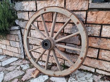 Ruota in legno fatta a mano 