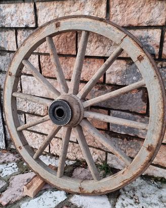 Ruota in legno fatta a mano 