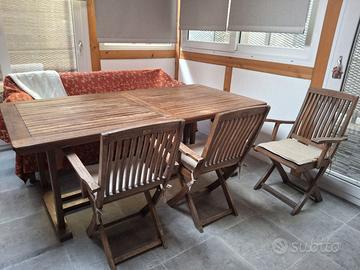 Tavolo in legno da esterno con 4 sedie