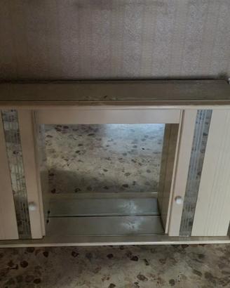 specchio e mobile da bagno