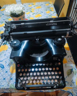Macchina da scrivere olivetti
