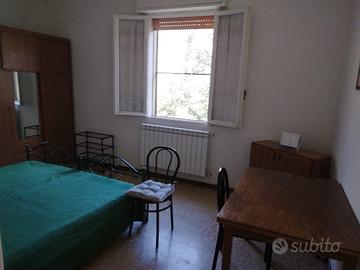 A modena appartamento con due camere arredate per