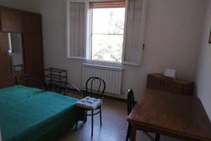 A modena appartamento con due camere arredate per