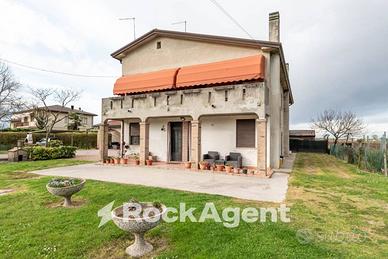 CASA INDIPENDENTE CON AMPIO GIARDINO