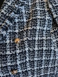 giacca tweed bottoni oro stile Chanel 