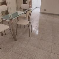 tavolo cristallo con quattro sedie