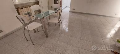 tavolo cristallo con quattro sedie