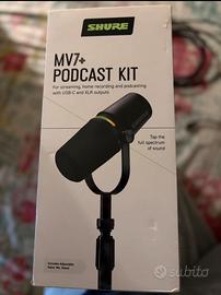 Microfono Shure MV7+ Podcast Kit.