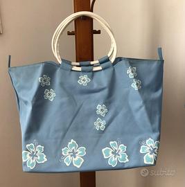 Borsa mare azzurra con fiori