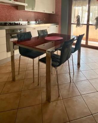 Tavolo vetro rosso con 4 sedie moderne