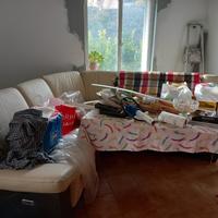 divano con sedile motorizzato più tavolino divano