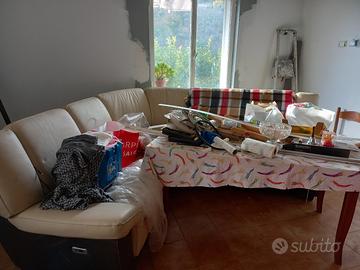 divano con sedile motorizzato più tavolino divano