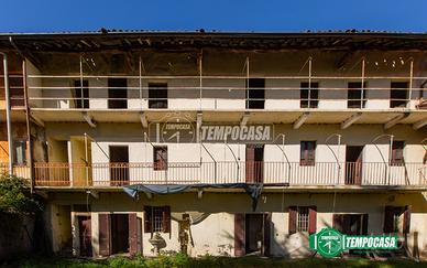 MAESTOSA CASCINA IMMERSA NEL VERDE CON AMPIO TERRE