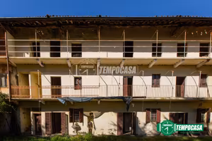 MAESTOSA CASCINA IMMERSA NEL VERDE CON AMPIO TERRE