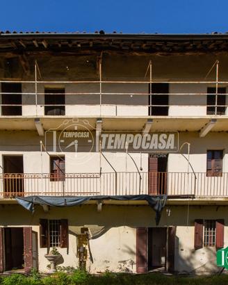 MAESTOSA CASCINA IMMERSA NEL VERDE CON AMPIO TERRE