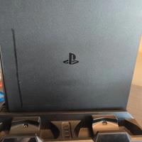 PS 4 + videogiochi + 2  joystick + caricatore