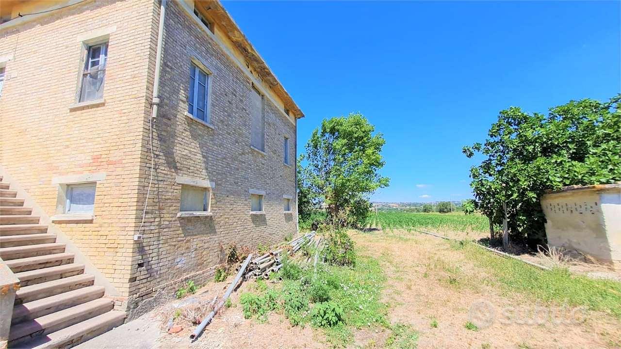 STUPENDA SOLUZIONE IMMERSA nel VERDE - Vista 3