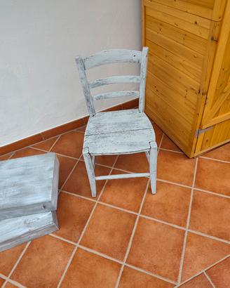 sedia piccola in legno