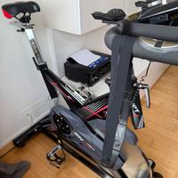 Bici spinning ideale per allenamento a casa.