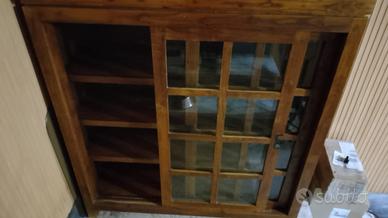 Mobile in legno con cassetti e ante sxorrevoli