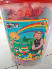 Costruzioni bambino con cestino porta costruzioni 