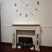 Cornice in legno e camino