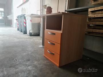 Scrivania, lampadario e letto singolo