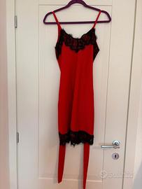 Vestito rosso con pizzo nero stile lingerie