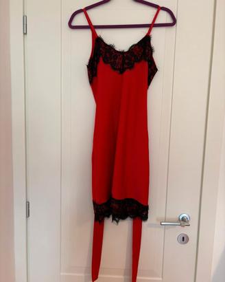 Vestito rosso con pizzo nero stile lingerie