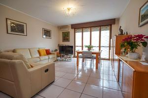 ampio trilocale con doppi servizi e mansar