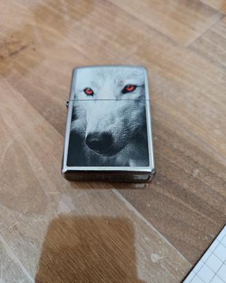 Zippo 28877 "Wolf with Red Eyes" (2016) - NUOVO 