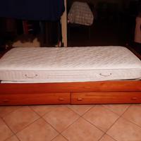 Letto in legno massello con cassettoni