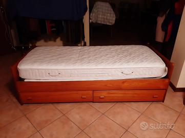 Letto in legno massello con cassettoni