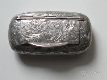 Tabacchiera in argento 800/1000 cesellata