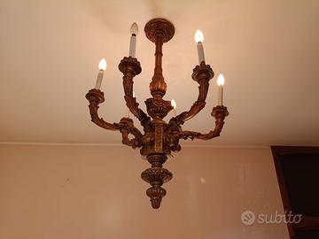 Lampadario classico vintage in legno intagliato