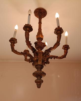 Lampadario classico vintage in legno intagliato