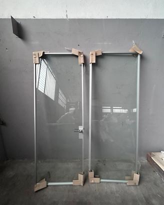 Porta in vetro tempratocon telaio in alluminio