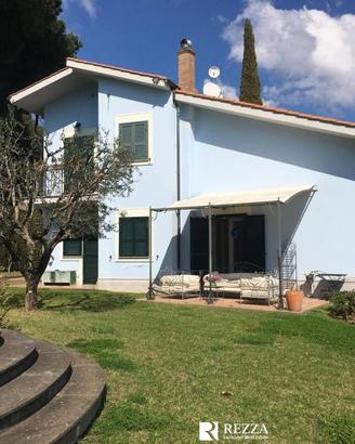 Villa di 320 m² con più di 5 locali e box auto a V
