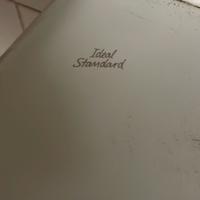 Lavandino con rubinetto