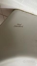 Lavandino con rubinetto