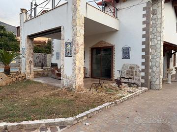 SPLENDIDA VILLETTA CON PISCINA zona azzolini
