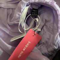 vestito con etichetta