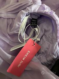 vestito con etichetta