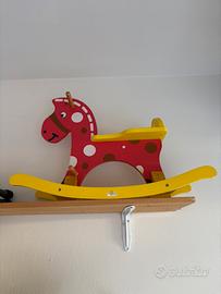 Cavallo a dondolo in legno