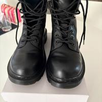 Anfibi neri con lacci e suola carrarmato