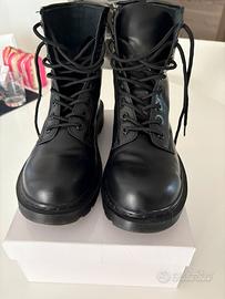 Anfibi neri con lacci e suola carrarmato