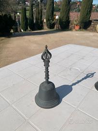 Campana antica di bronzo da collezione