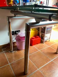 elegante tavolo allungabile dal design moderno,