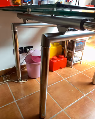elegante tavolo allungabile dal design moderno,